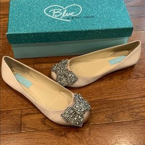 Betsy Johnson Cream Satin Flats size 6.5